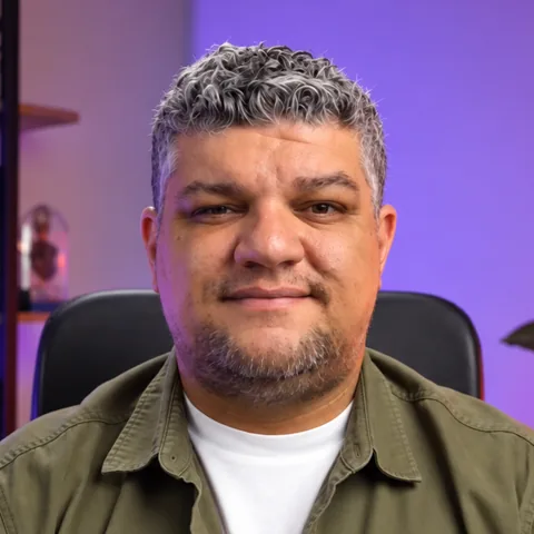 Portrait of Wenderson, SEO consultant, in his studio.